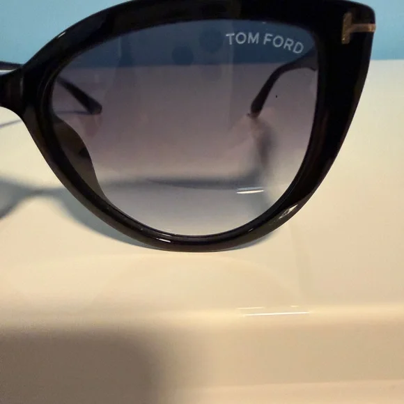 Tom Ford Isabella-02 TF915 Cat Eye Sunglasses Black Gradient - Picture 6 of 11